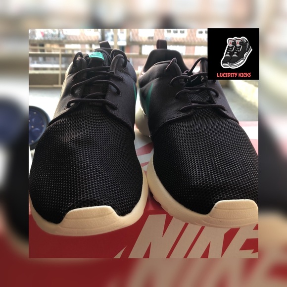 Black Nike Roshe One - Picture 3 of 4